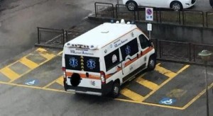 [Max 2 Col] Oggetto: ambulanza Vola su parcheggi disabili a Feltre - Belluno - Allegato:IMG_20160217_WA0000.jpg